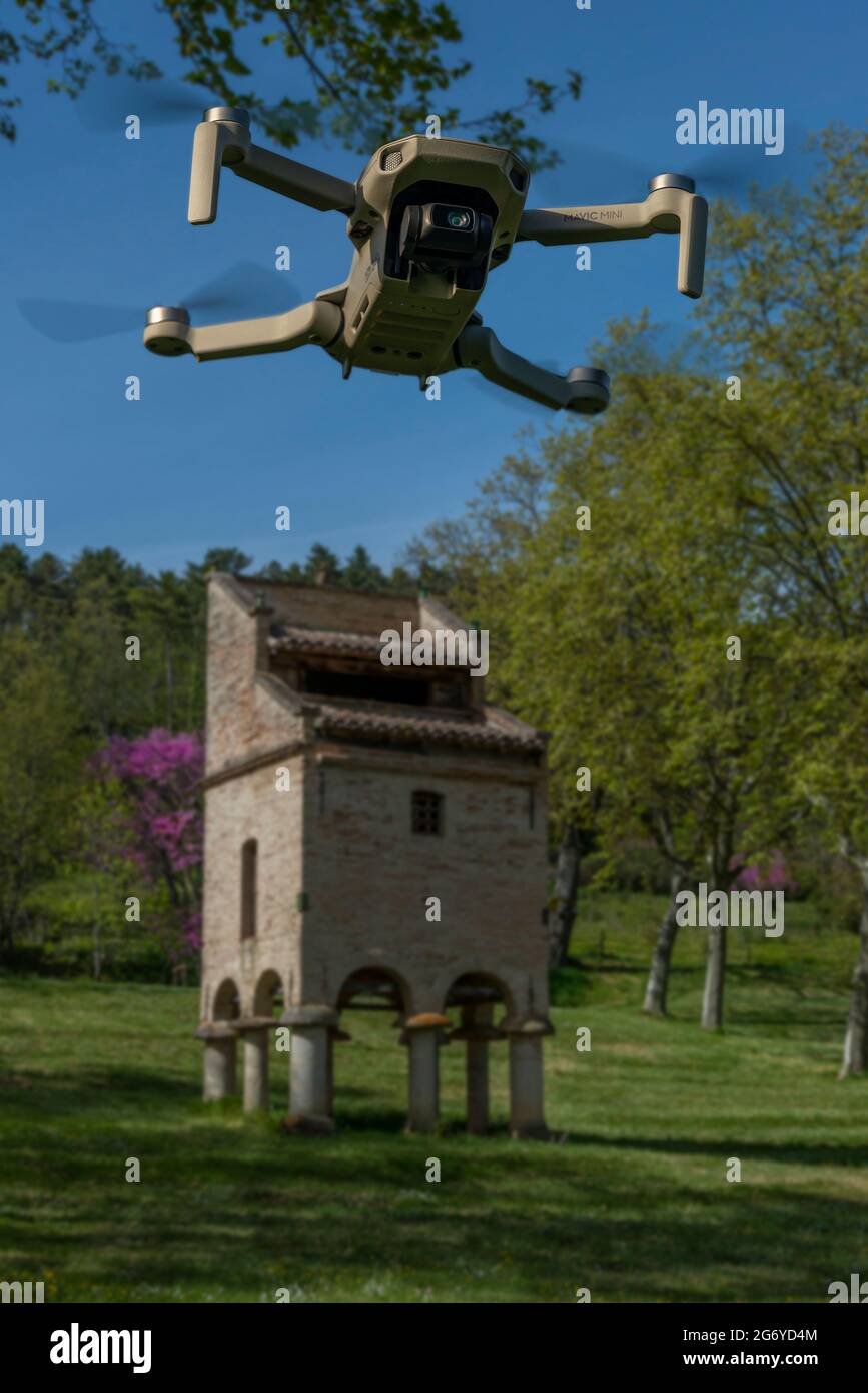 DJI Mavic Mini drone che vola su un pigeonnier a Chateau Saurs, nel sud della Francia. Foto Stock