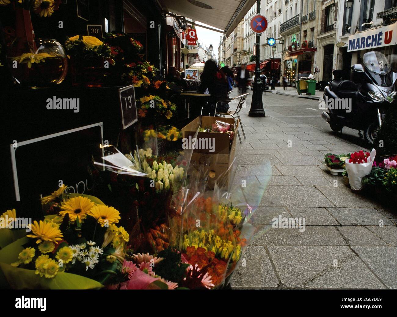 Parigi Street fiori lungo Rue Montorgueil Foto Stock