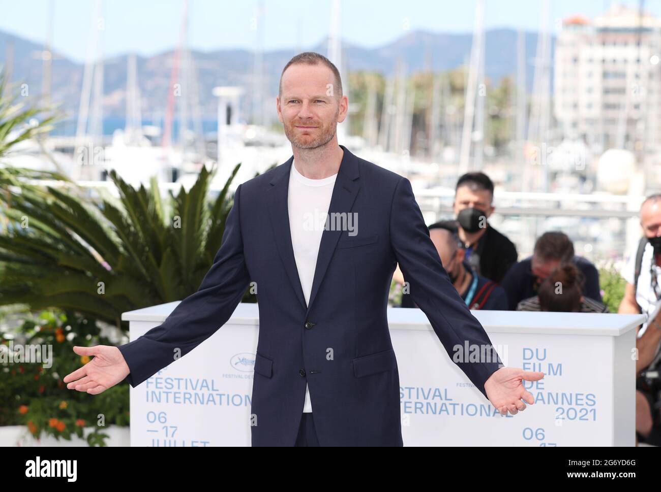 (210709) -- CANNES, 9 luglio 2021 (Xinhua) -- il regista danese Joachim Trier si pone durante una fotocellula per il film "Verdens Verste Menneske" (la persona peggiore del mondo) alla 74a edizione del Festival di Cannes, Francia meridionale, il 9 luglio 2021. 'La persona peggiore del mondo' si contenderà per il Palme d'Or durante il 74a Festival Internazionale del Cinema di Cannes che si terrà dal 6 al 17 luglio 2021. (Xinhua/Gao Jing) Foto Stock