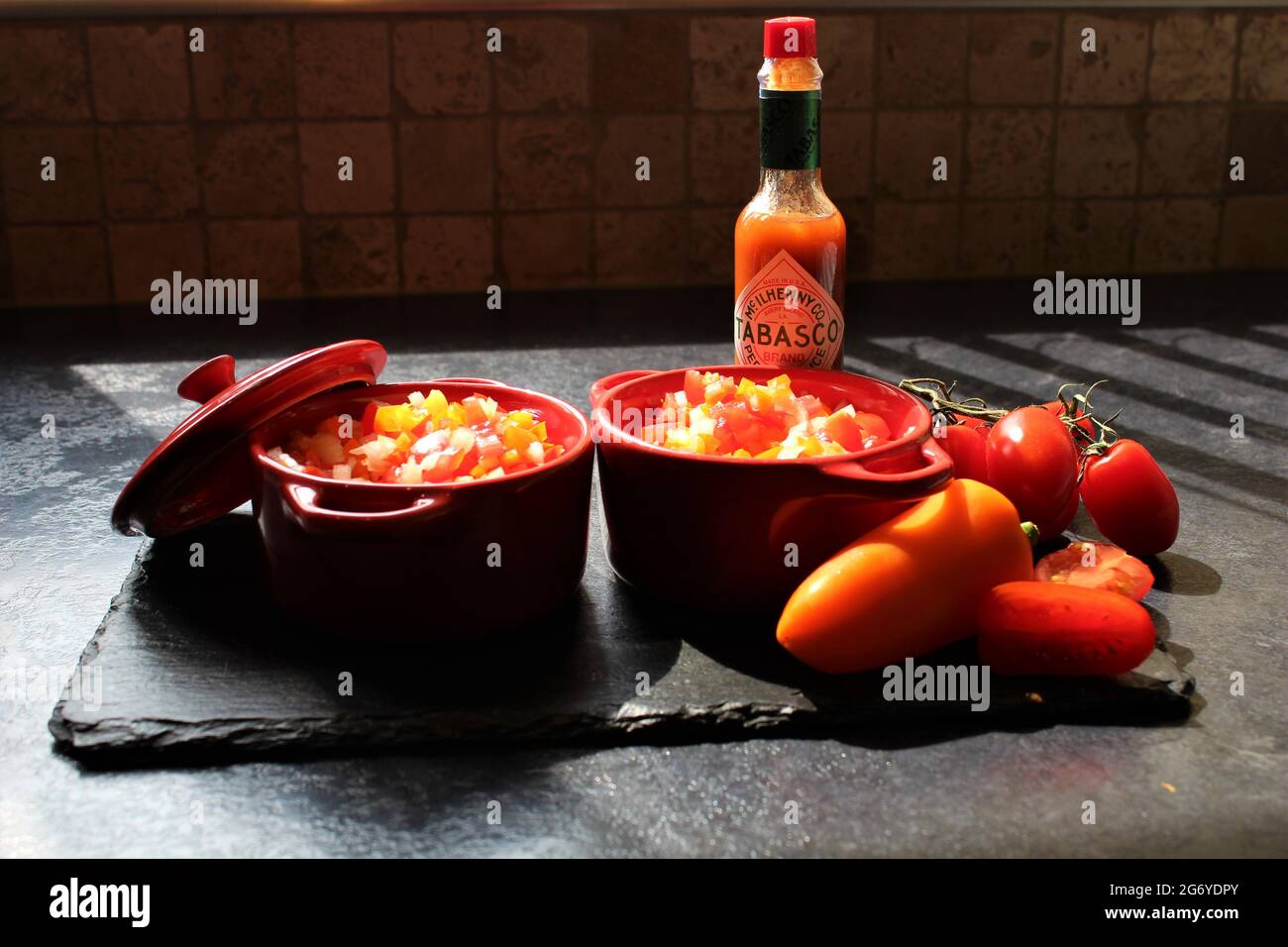 Tabasco e salsa su ardesia n. 1 (strisce chiare) Foto Stock