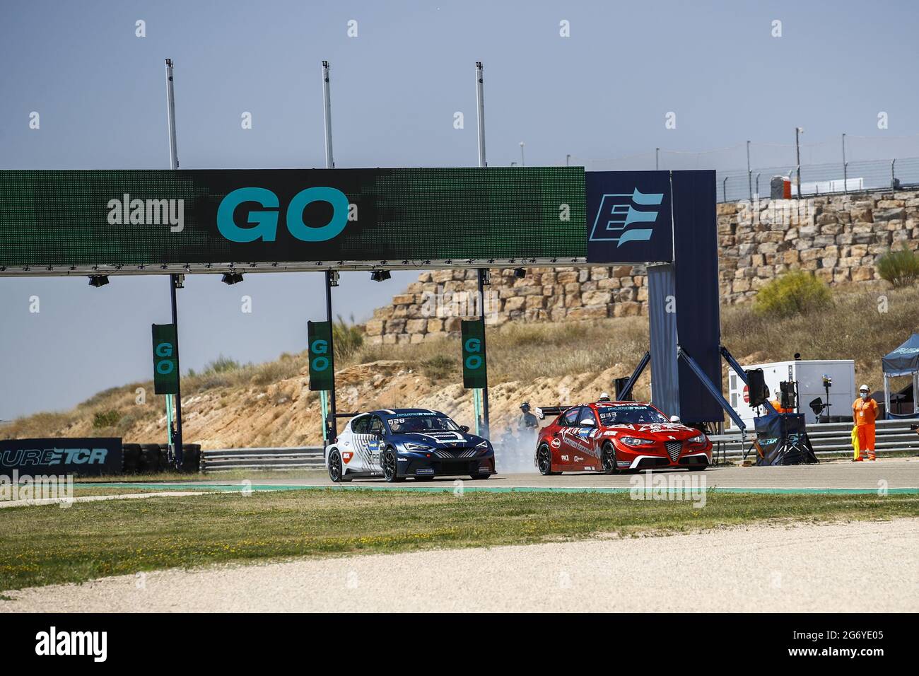 Gara inizio gara, partenza, con 28 gene Jordi (spa), Zengo Motorsport X Cupra, Cupra e-Race, azione, azione 13 Baptista Rodrigo (bra), Romeo Ferraris/M1RA, Alfa Romeo Giulia, azione 03 Chilton Tom (gbr), Hyundai Motorsport N, Hyundai Veloster N ETCR durante il Campionato di pura EtCR 2021, azione nel Campionato di Aragona 2° round del 2021 pure ETCR Championshi, sulla Ciudad del Motor de Aragon, dal 9 al 11 luglio 2021 ad Alcaniz, Spagna - Foto Xavi Bonilla/DPPI Foto Stock