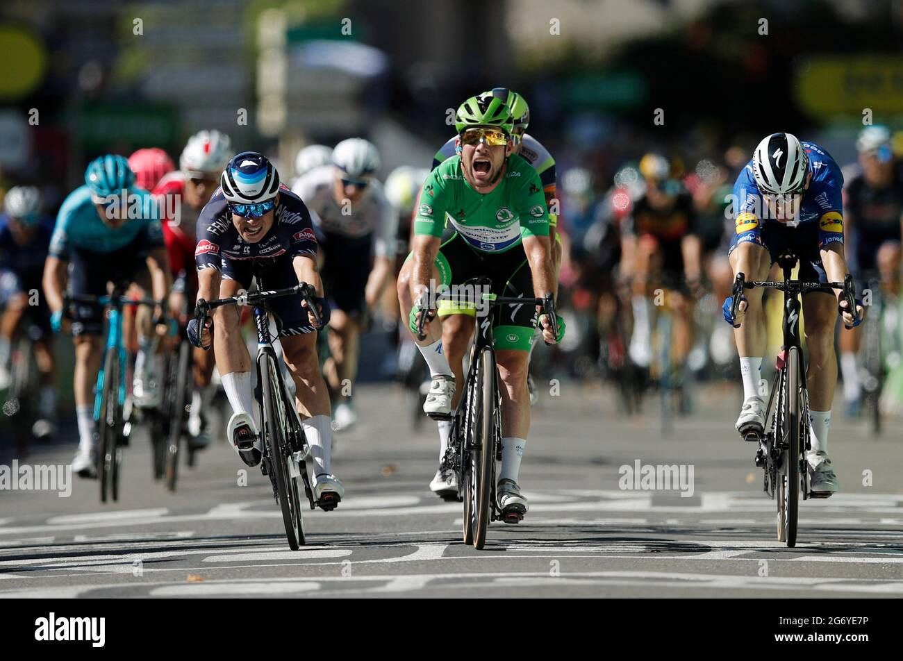 Ciclismo - Tour de France - Stage 13 - Nimes to Carcassonne - Francia - July 9, 2021 Deceuninck–Quick-Step pilota Mark Cavendish della Gran Bretagna indossare la maglia verde celebra come egli attraversa la linea per vincere la fase 13 REUTERS/Benoit Tessier Foto Stock
