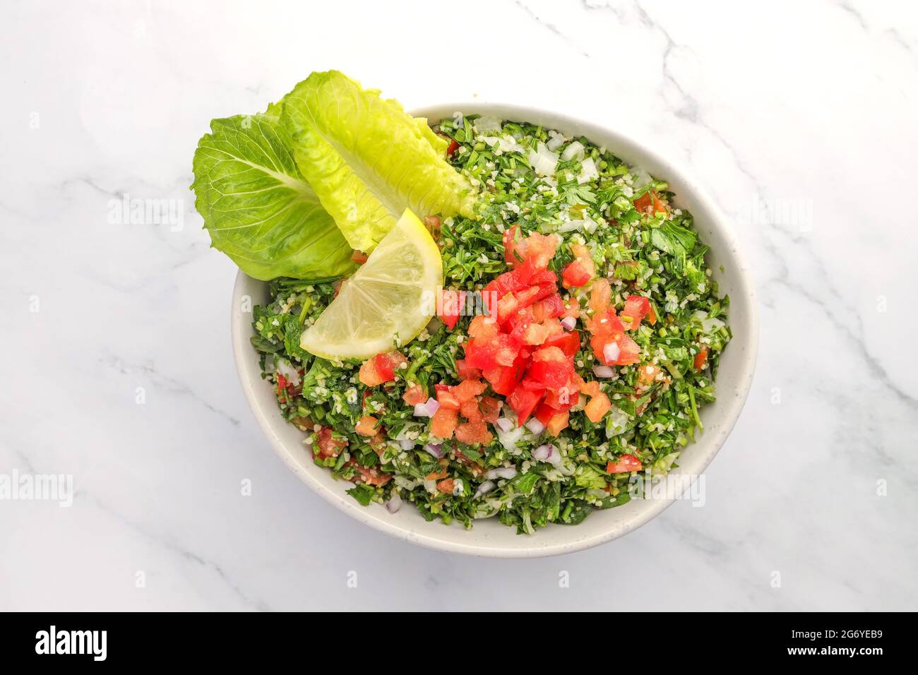 Tradizionale insalata araba Tabbouleh isolato su uno sfondo di marmo Foto Stock
