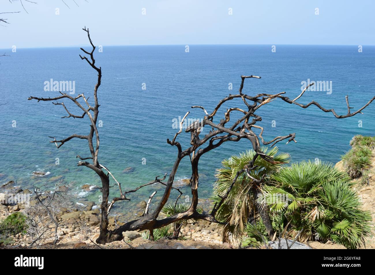 Vista sul mare dalla scogliera di una montagna nel nord della Tunisia, situata in una regione chiamata Korboss, sotto la montagna Foto Stock