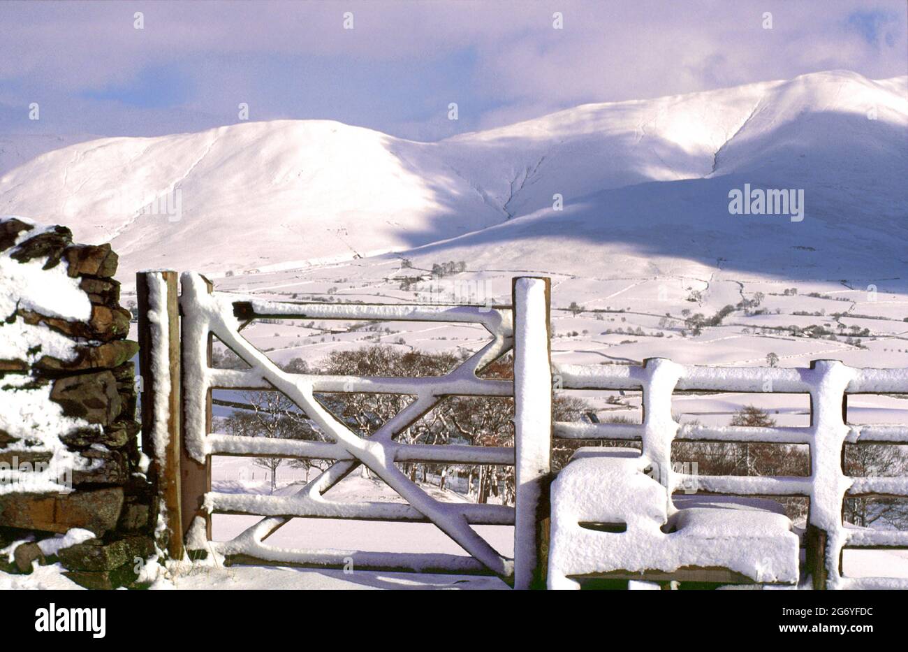 Regno Unito, Inghilterra, Cumbria, Lake District, paesaggio innevato, con accesso pedonale, Foto Stock