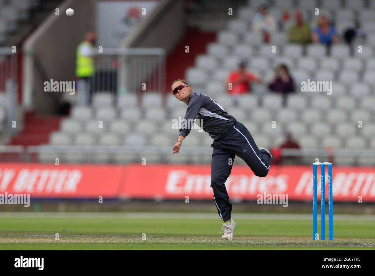 Alex Hartley bowling per Thunder a Manchester, Regno Unito il 7/9/2021. (Foto di Conor Molloy/News Images/Sipa USA) Foto Stock