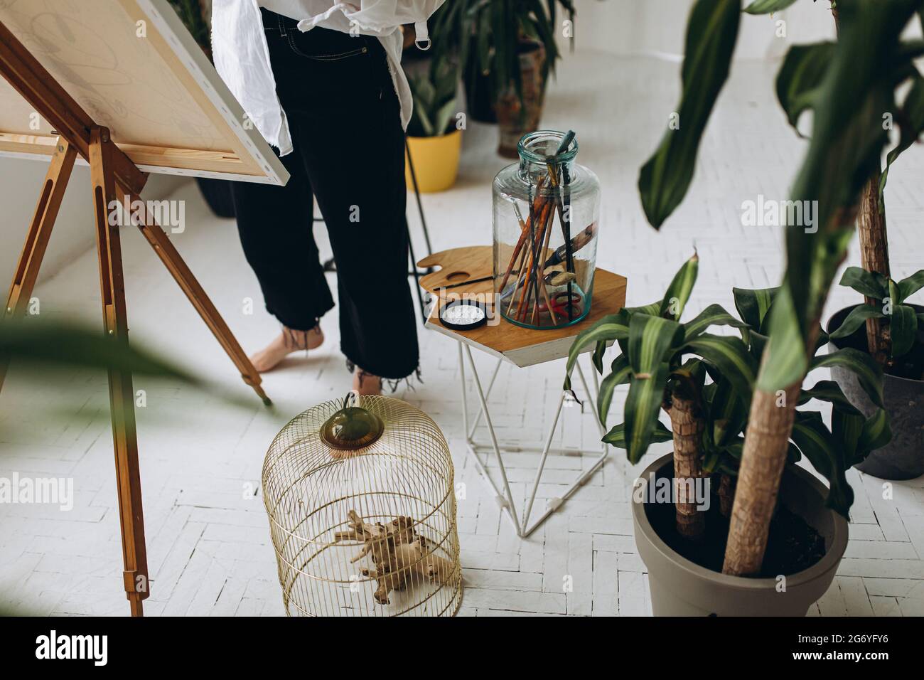 Primo piano di artista femminile con pittura a piedi nudi su tela Foto Stock