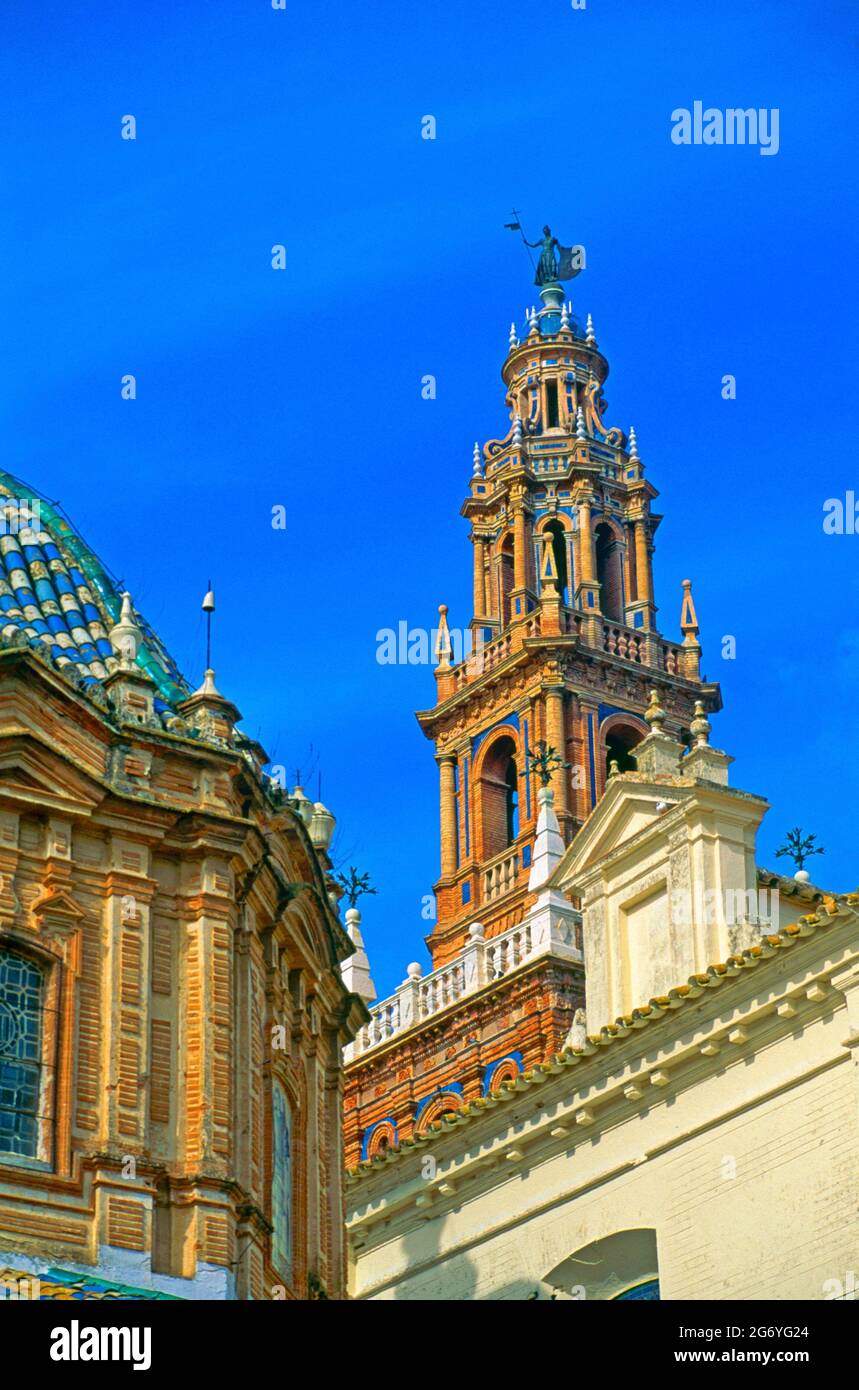 Europa, Spagna, Andalusia, torre della chiesa e cupola, Foto Stock