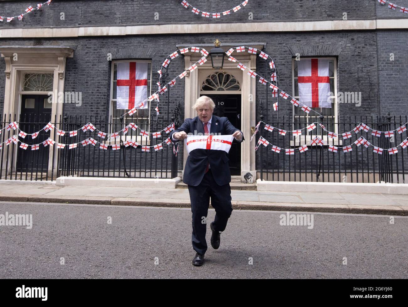 Londra, Regno Unito. , . Primo Ministro, Boris Johnson detiene una bandiera inglese a Downing Street prima della finale Euro 2020 dove l'Inghilterra gioca l'Italia domenica. Credit: Mark Thomas/Alamy Live News Foto Stock