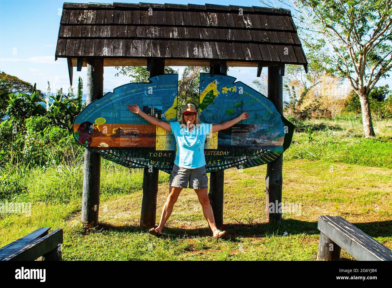 Giovane donna presso International Dateline Marker, Taveuni, Isole Figi Foto Stock