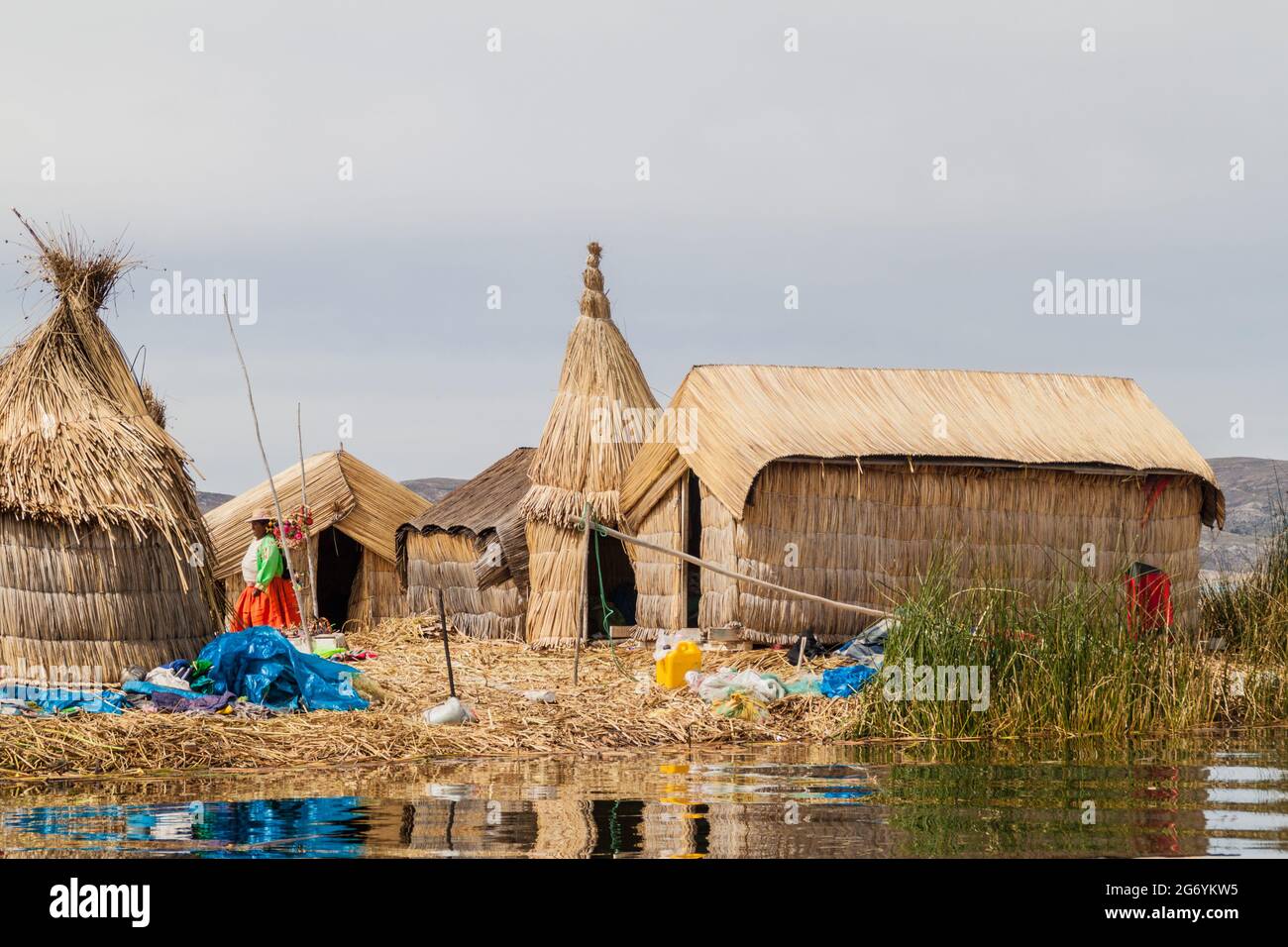 TITICACA, PERÙ - 15 MAGGIO 2015: Una delle isole galleggianti di Uros, lago Titicaca, Perù Foto Stock