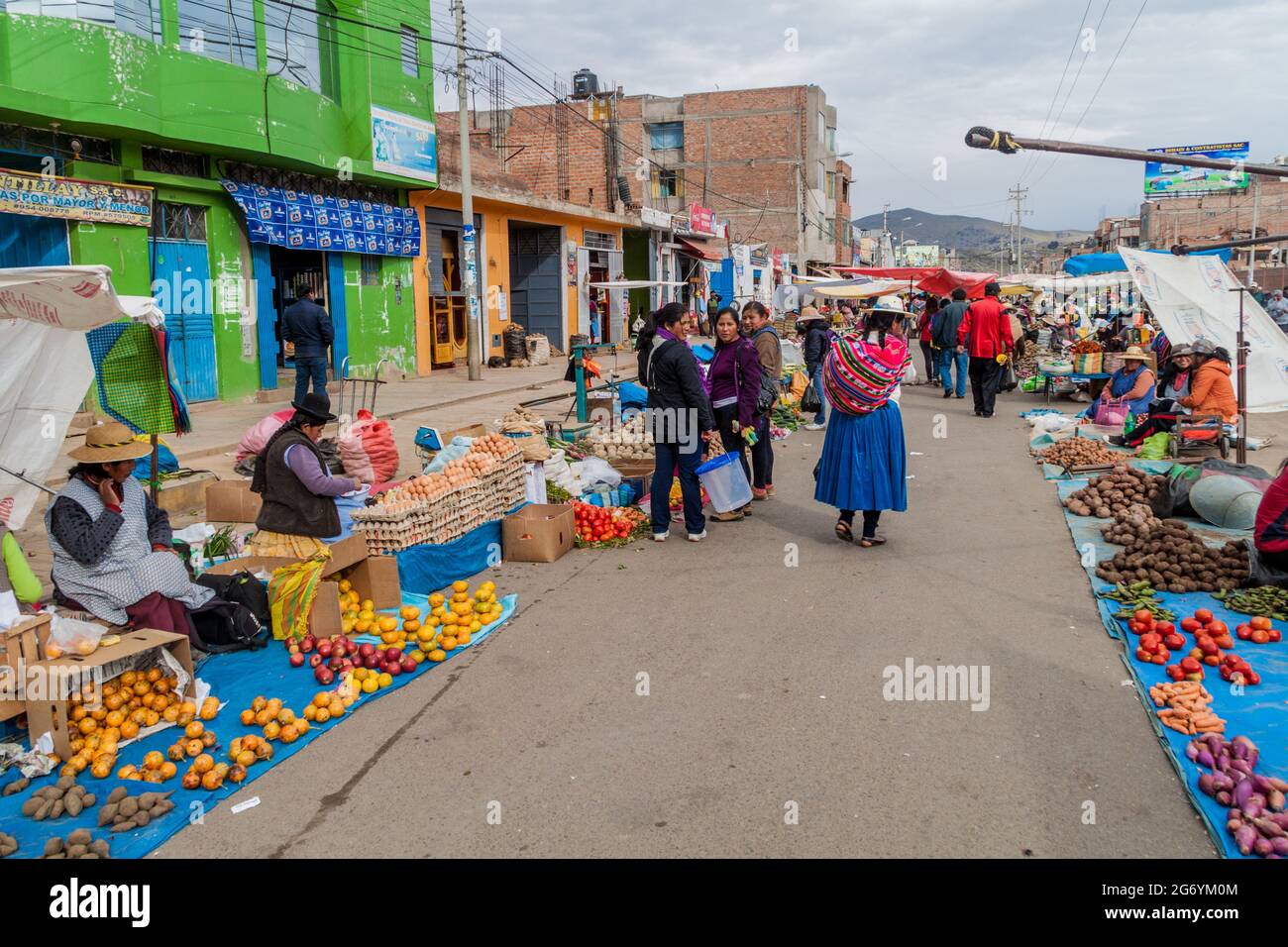 PUNO, PERÙ - 16 MAGGIO 2015: Vista di un mercato di strada a Puno, Perù. Foto Stock