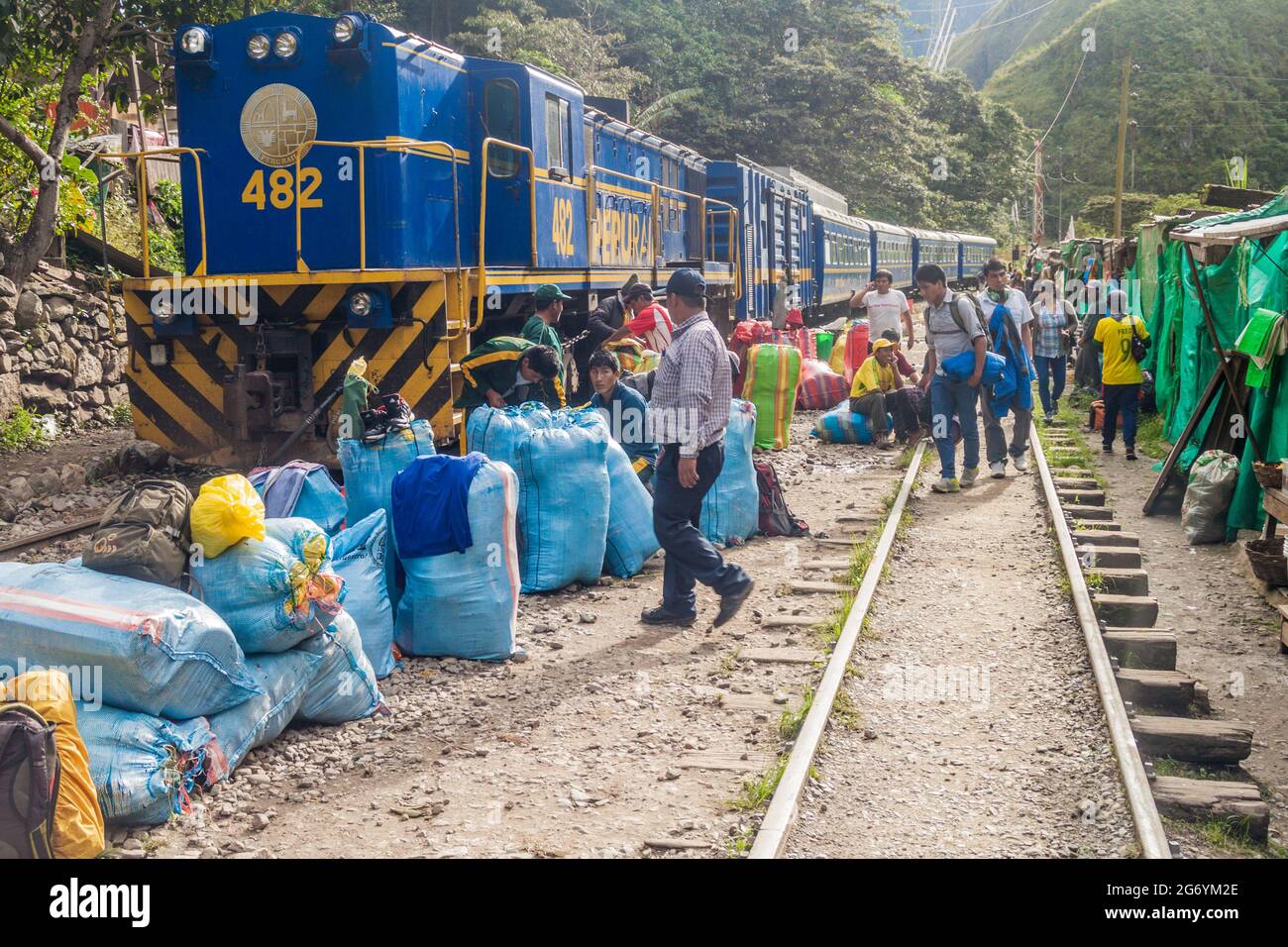 HIDROELECTRICA, PERÙ - 17 MAGGIO 2015: Il treno ferroviario del Perù ferma alla stazione Hidroelectrica nella valle del fiume Urubamba. Treno direzione Aguas Calientes Foto Stock