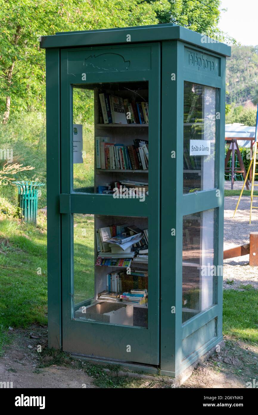 Herisson etichettato piccola città di carattere. Prenota in una vecchia cabina telefonica Foto Stock