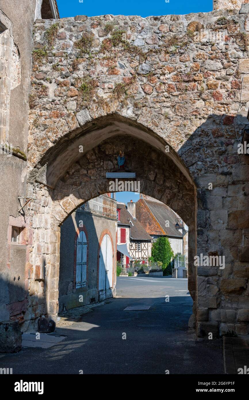 Herisson etichettato piccola città di carattere. Porta dell'inferno. Allier. Auvergne Rodano Alpi. Francia Foto Stock