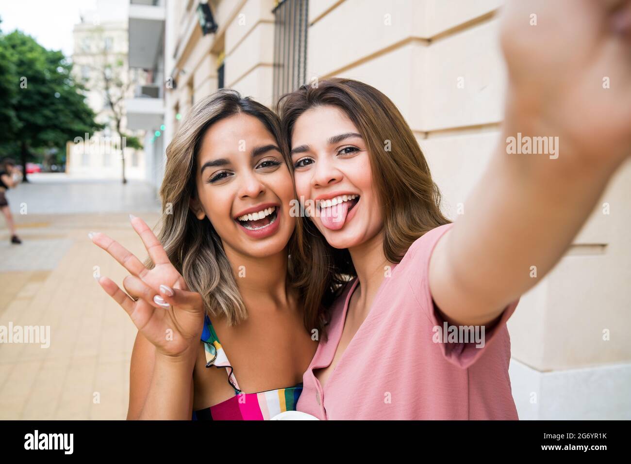 Due amici che prendono un selfie all'aperto. Foto Stock