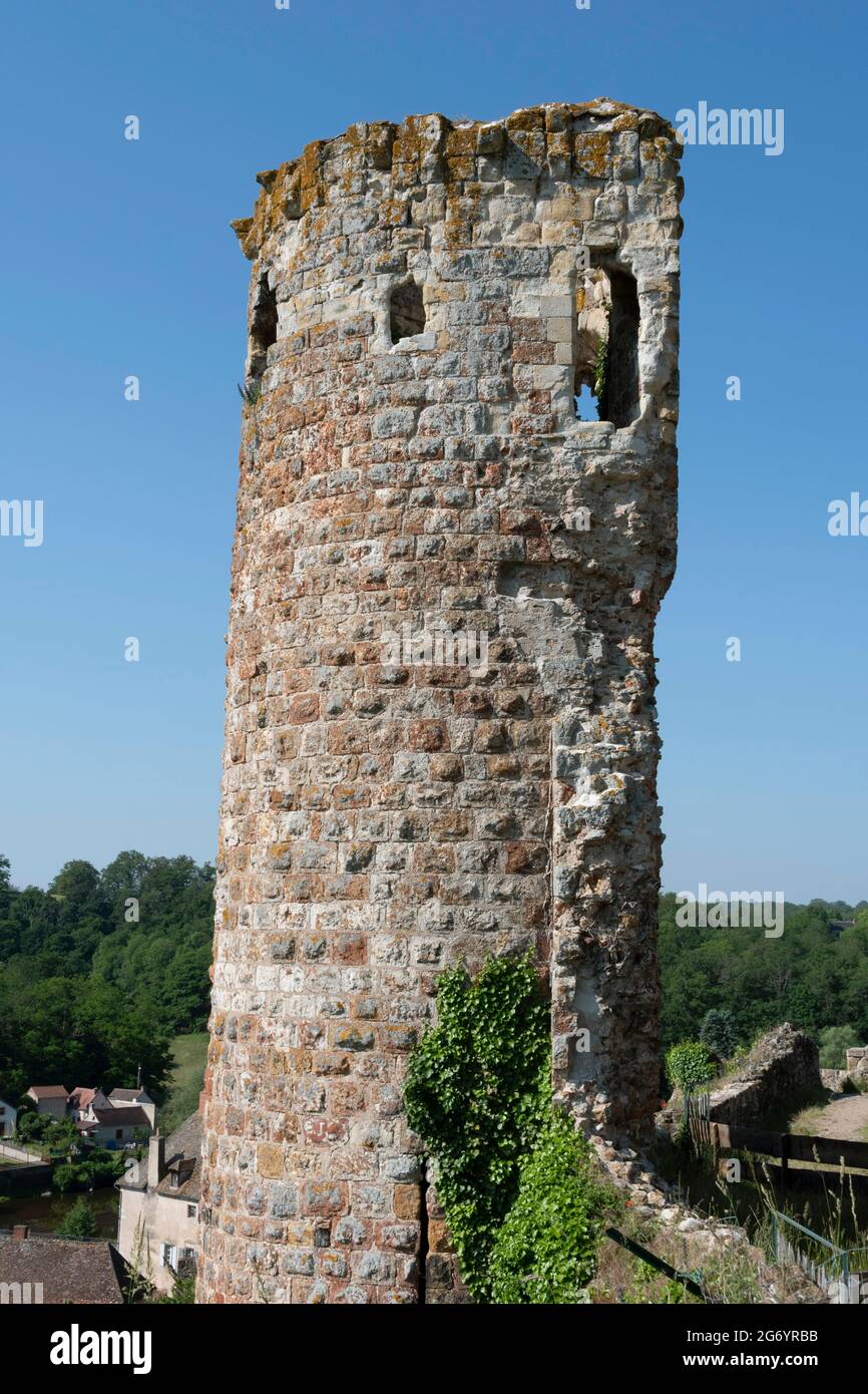 Herisson designato “Petite Cité de Caractère”, vista delle torri della fortezza dei Ducs de Bourbon, Allier, Auvergne-Rodano-Alpi, Francia Foto Stock