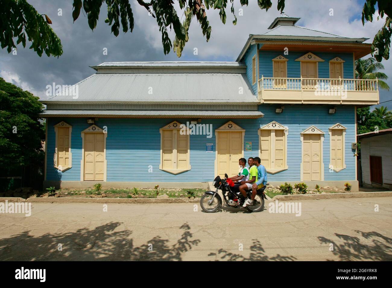 Sincelejo-Sucre-Colombia-18-08-2018- gli uomini dell'albero dai caraibi colombiani cavalcano una motocicletta per andare al fiume locale. © JOSE ISAAC BULA URRUTIA/ ALA Foto Stock