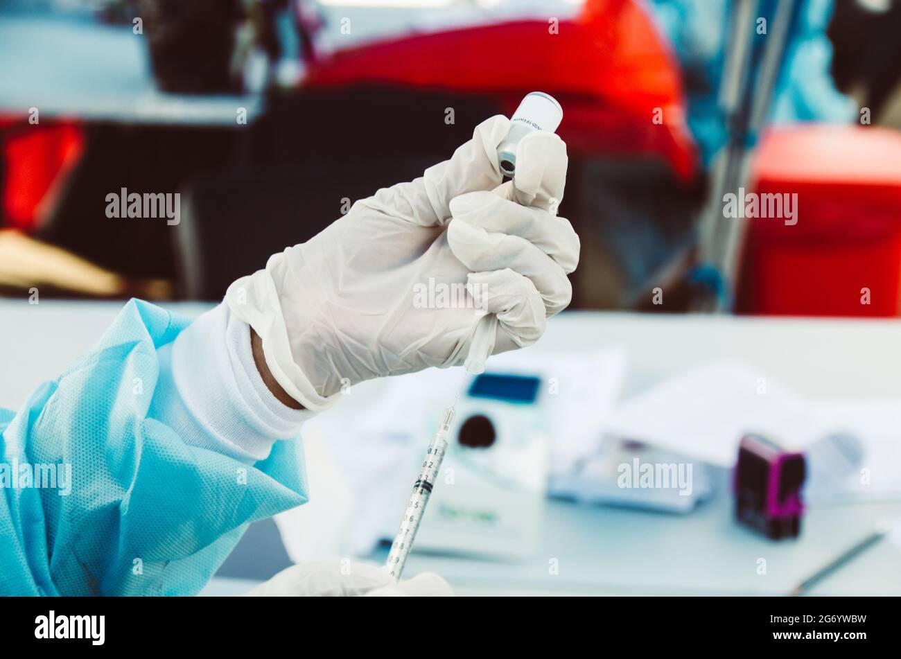 Siringa, iniezione medica in mano, palmo o dita. Medicina attrezzature di plastica per la vaccinazione con ago. Infermiere o medico. Foto Stock