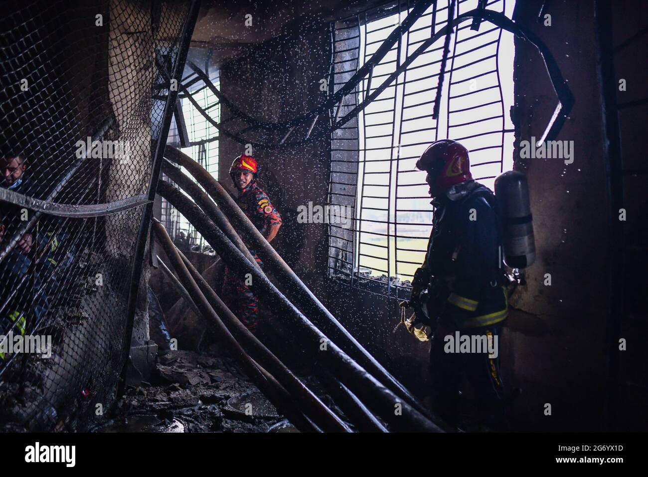 Narayanganj, Bangladesh. 09 luglio 2021. I vigili del fuoco ispezionano la fabbrica di Hashem Foods Ltd dopo lo scoppio di un incendio a Rupganj, distretto di Narayanganj, alla periferia di Dhaka. Almeno 52 persone sono state uccise, 25 altre ferite e molte sono temute intrappolate dopo un incendio massiccio infuriato in una fabbrica, la causa dell'incendio che ha avuto origine a un piano terra di un edificio a più piani della fabbrica non è ancora nota. (Foto di Zabed Hasnain Chowdhury/SOPA Images/Sipa USA) Credit: Sipa USA/Alamy Live News Foto Stock