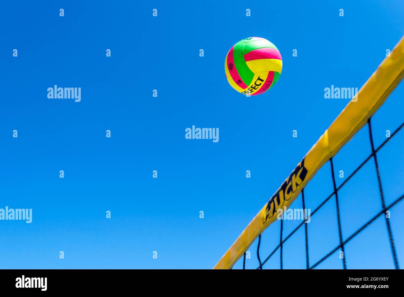 mani che ricevono volare colore beach volley palla Foto Stock