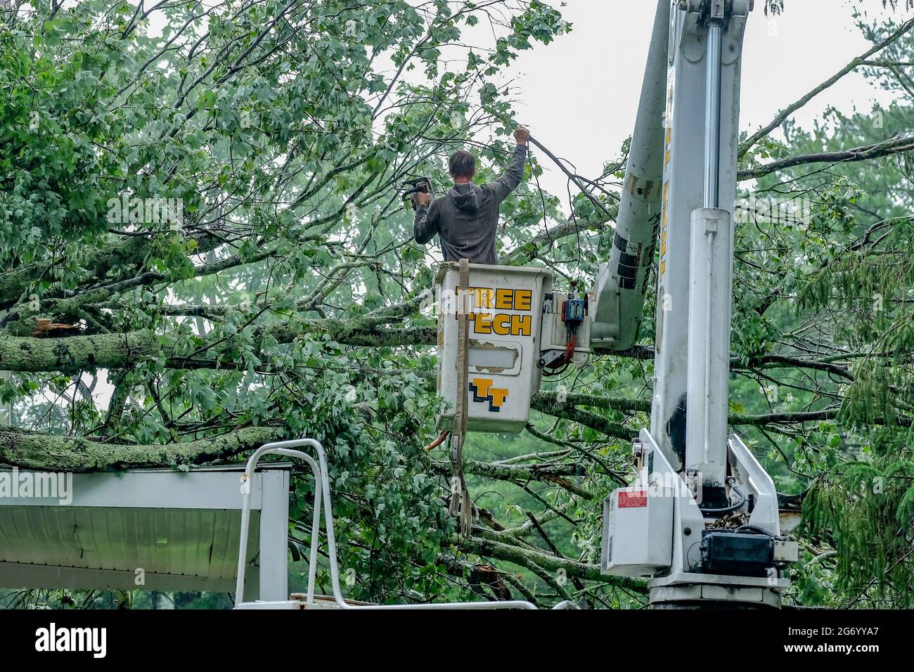 Milford, Stati Uniti. 09 luglio 2021. Un lavoratore rimuove un albero che è caduto su una casa a Milford dopo una forte tempesta causata dalla tempesta tropicale Elsa ha colpito la zona. Danni da tempesta tropicale Elsa colpire gli stati medio-atlantici Giovedi notte e Venerdì mattina. Credit: SOPA Images Limited/Alamy Live News Foto Stock