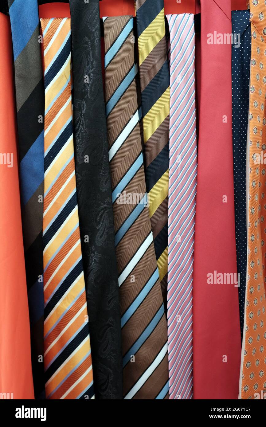 Immagine verticale di cravatte colorate e a motivi geometrici Foto stock -  Alamy