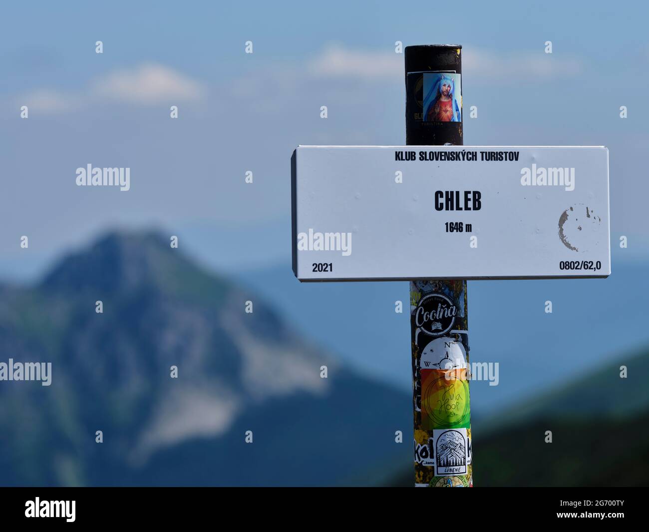 Marcatore sulla cima del monte Chleb in Mala Fatra, Slovacchia Foto Stock