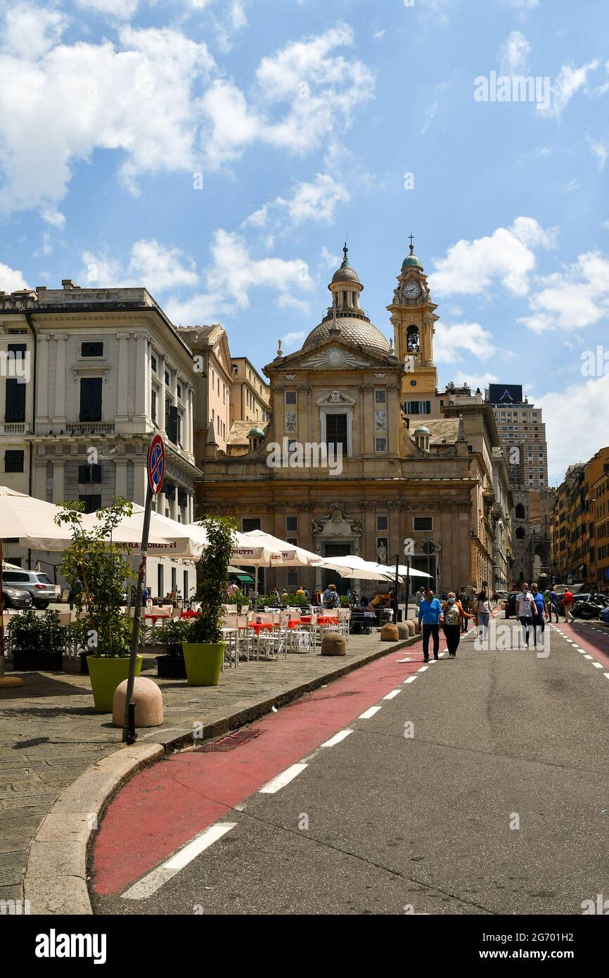 Vista su Piazza Giacomo Matteotti con la Chiesa di Gesù e caffè all'aperto in estate, Genova, Liguria, Italia Foto Stock