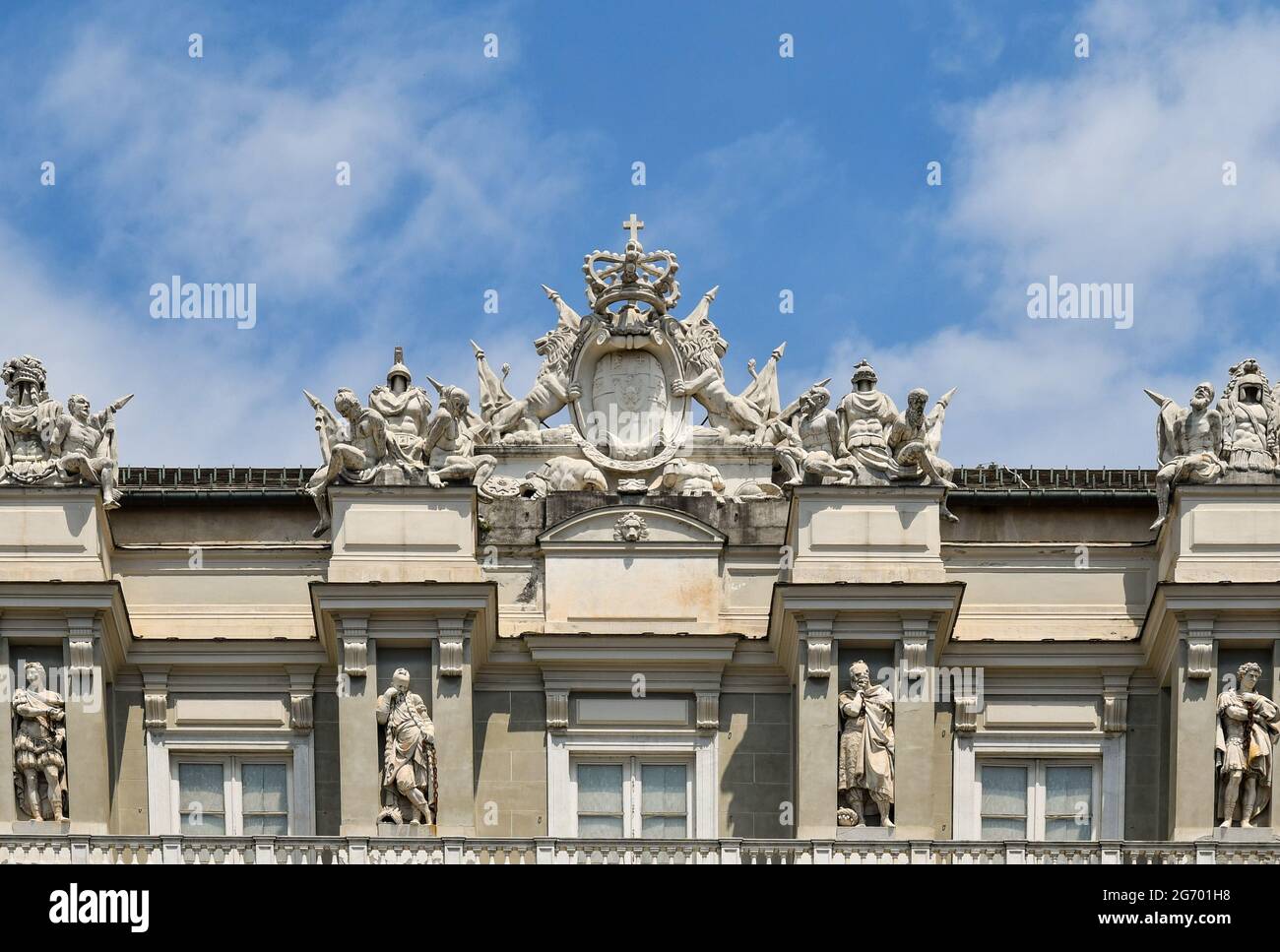 Particolare della cima del Palazzo Ducale in stile neoclassico nel centro storico di Genova, Liguria, Italia Foto Stock