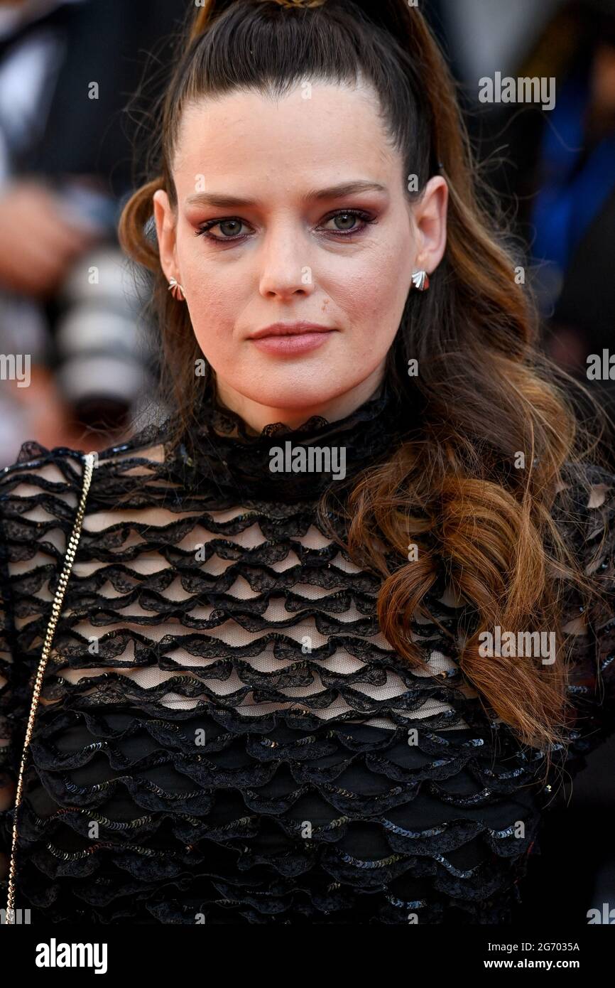 Cannes, Francia. 09 luglio 2021. Roxane Mesquida partecipa alla prima del film Benedetta durante il 74a Festival del Cinema di Cannes, in Francia, il 9 luglio 2021. Foto di Julien Reynaud/APS-Medias/ABACAPRESS.COM Credit: Abaca Press/Alamy Live News Foto Stock