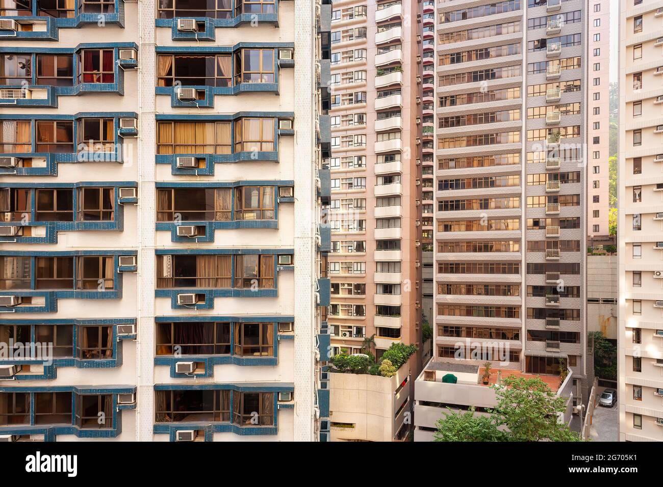 Vicino a un complesso di appartamenti densamente popolati a Hong Kong. Foto Stock