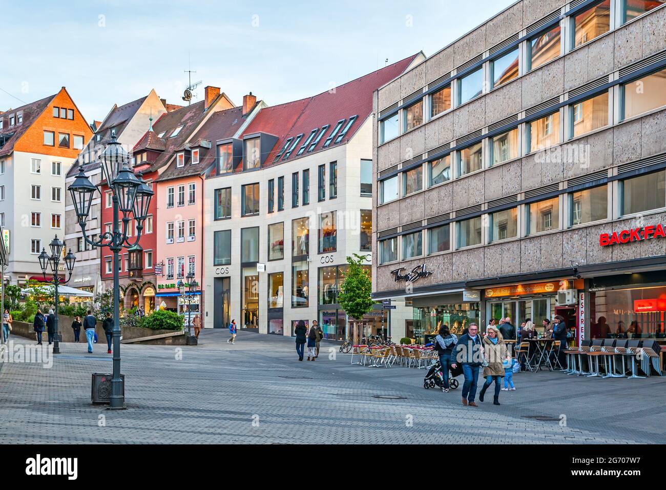 Norimberga, Germania - 17 maggio 2016: Strada nel centro storico di Norimberga con persone a piedi la sera Foto Stock
