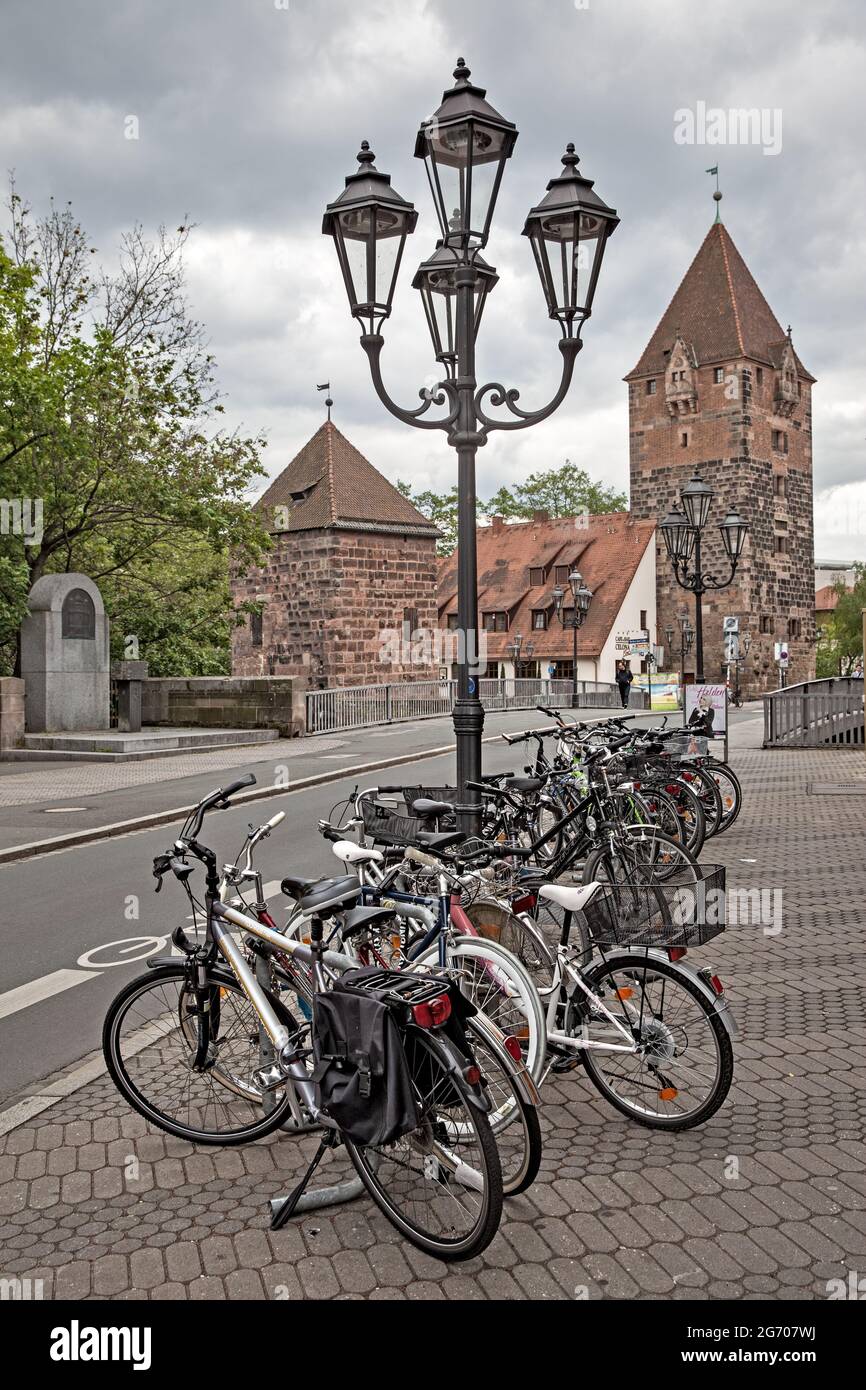 Norimberga, Germania - 17 maggio 2016: Strada nel centro storico di Norimberga con biciclette parcheggiate Foto Stock