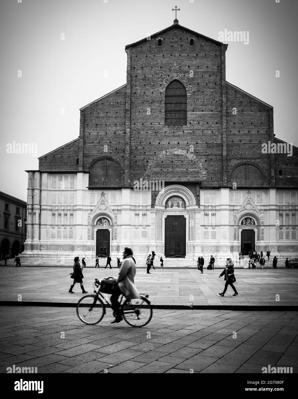 Bologna, Italia - 12 ottobre 2016: Ciclista della Basilica di San Petronio in Piazza maggiore nella città di Bologna. Paesaggio urbano, fotograp urbano bianco e nero Foto Stock