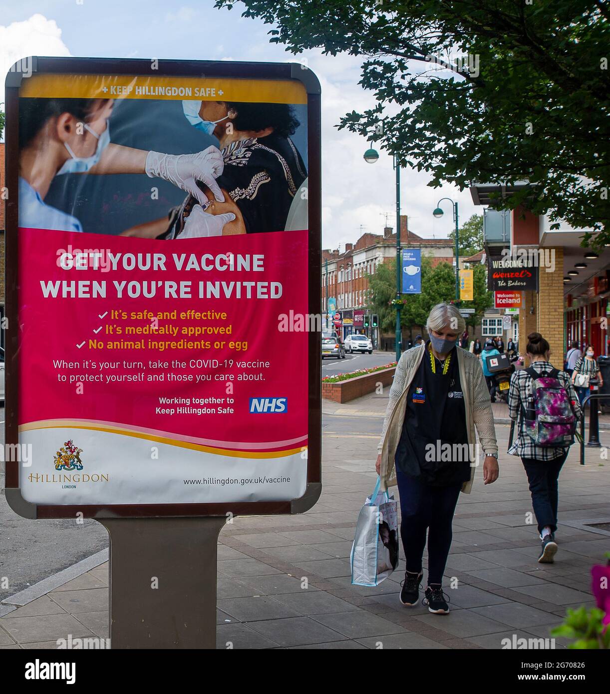West Drayton, London Borough of Hillingdon, Regno Unito. 9 luglio 2021. Ottieni il tuo vaccino quando sei invitato banner a Drayton ovest. I banner inoltre dicono ai residenti che i vaccini Covid-19 sono sicuri, approvati dal medico e non contengono prodotti animali o uova. Credit: Maureen McLean/Alamy Live News Foto Stock