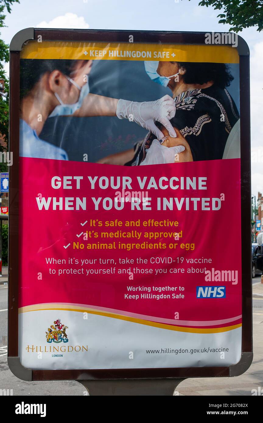 West Drayton, London Borough of Hillingdon, Regno Unito. 9 luglio 2021. Ottieni il tuo vaccino quando sei invitato banner a Drayton ovest. I banner inoltre dicono ai residenti che i vaccini Covid-19 sono sicuri, approvati dal medico e non contengono prodotti animali o uova. Credit: Maureen McLean/Alamy Live News Foto Stock