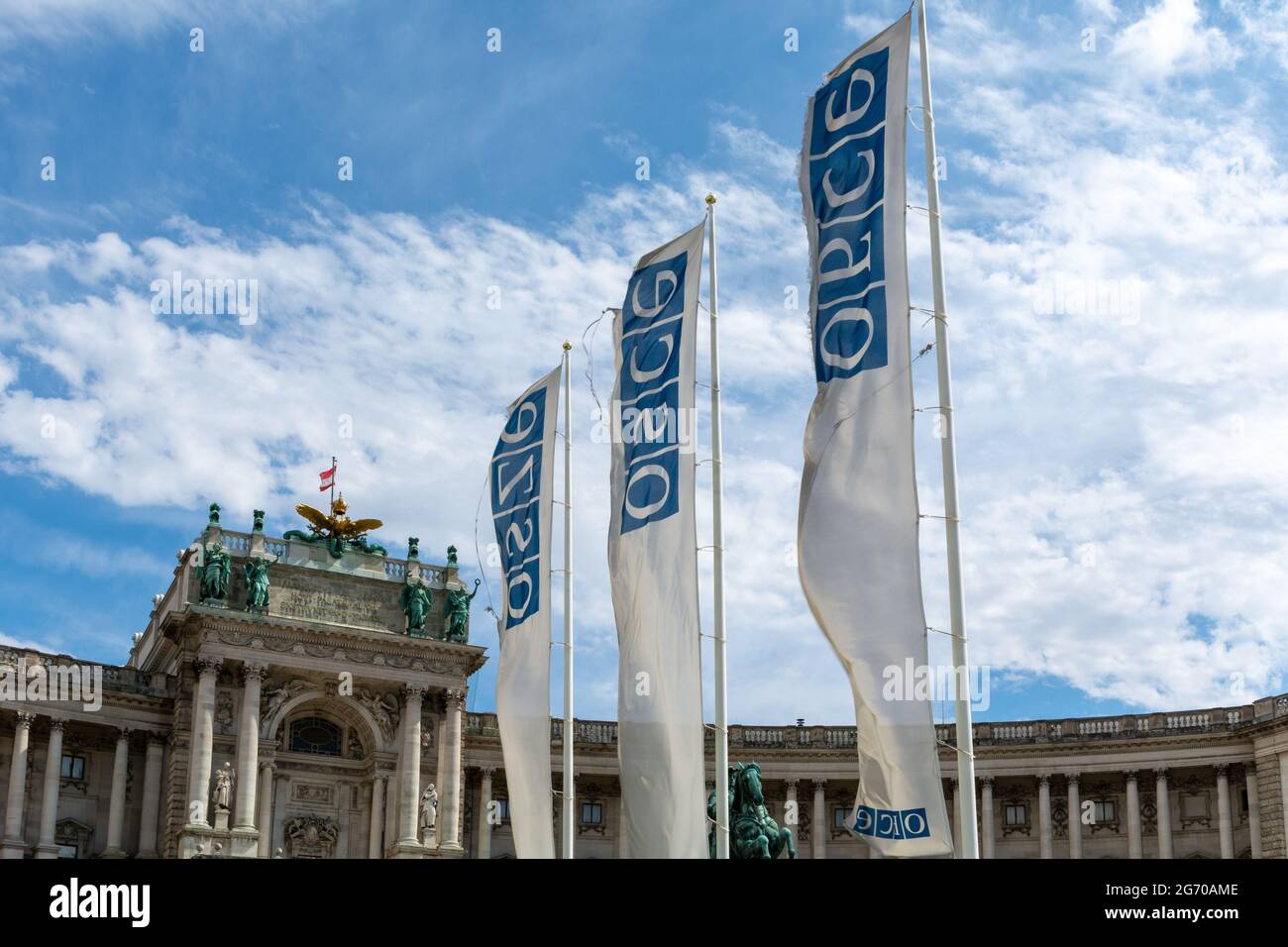 Bandiere dell'OSCE (Organizzazione per la sicurezza e la cooperazione in Europa) contro un cielo blu a Vienna, Austria Foto Stock