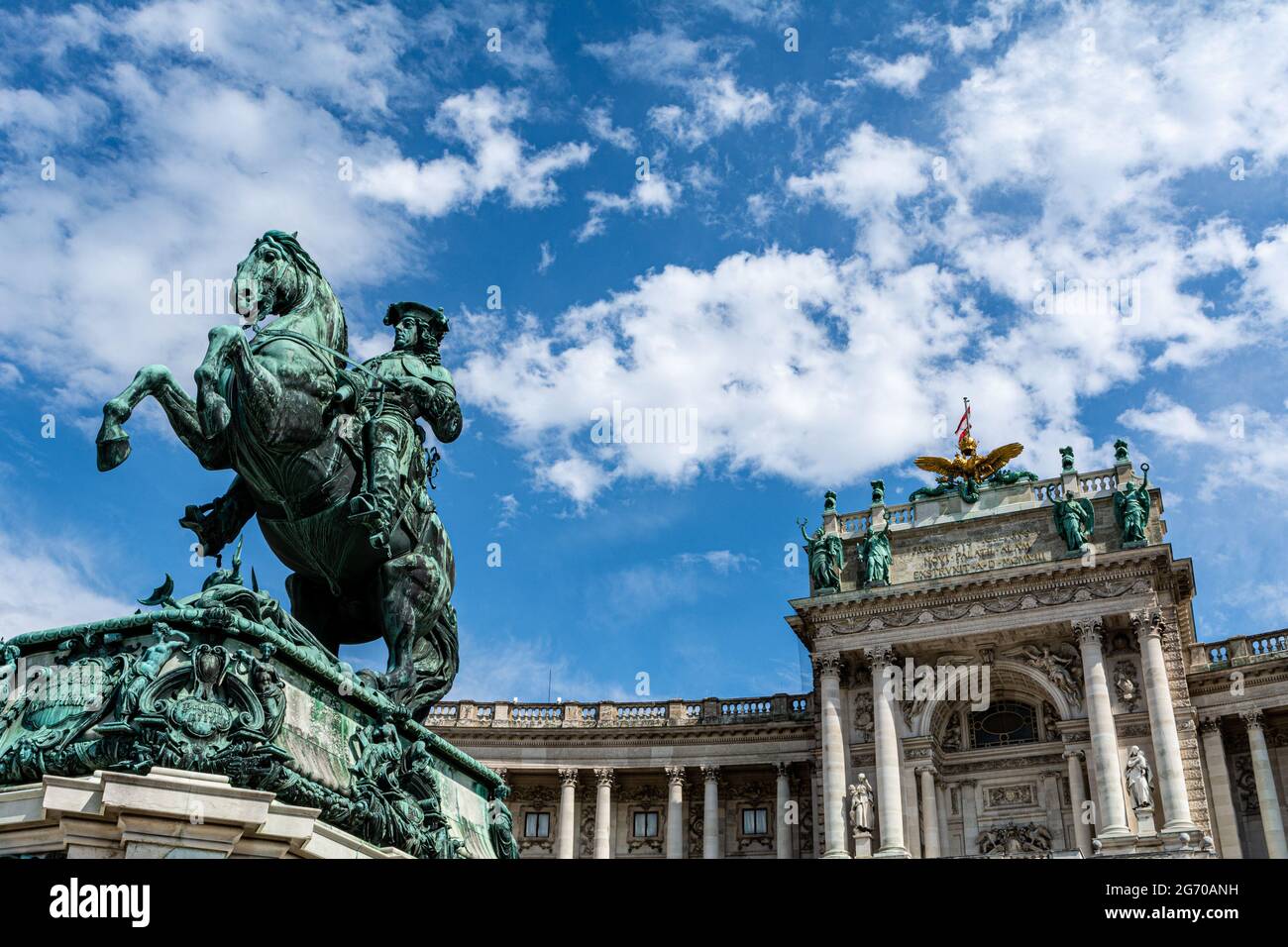 Vista a basso angolo della Statua del Principe Eugenio sulla piazza Herosquare di Vienna, in Austria, di fronte al Palazzo di Hofburg Foto Stock