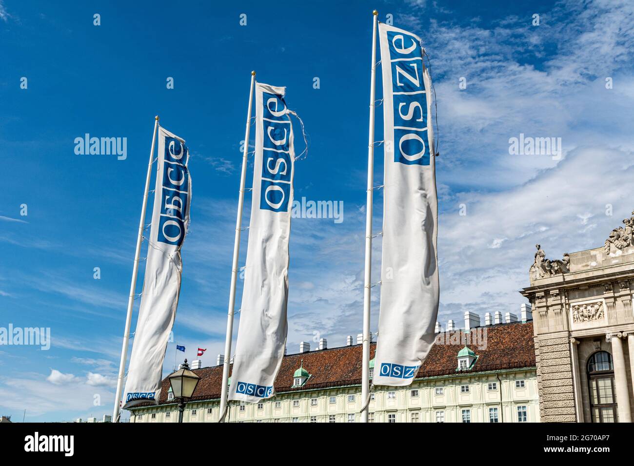 Bandiere dell'OSCE (Organizzazione per la sicurezza e la cooperazione in Europa) contro un cielo blu a Vienna, Austria Foto Stock