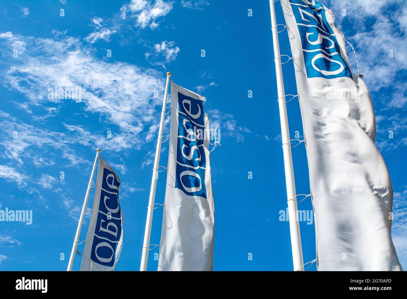 Bandiere dell'OSCE (Organizzazione per la sicurezza e la cooperazione in Europa) contro un cielo blu a Vienna, Austria Foto Stock