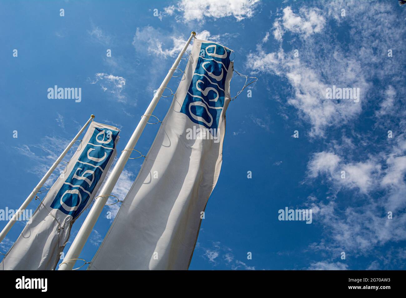 Bandiere dell'OSCE (Organizzazione per la sicurezza e la cooperazione in Europa) contro un cielo blu a Vienna, Austria Foto Stock