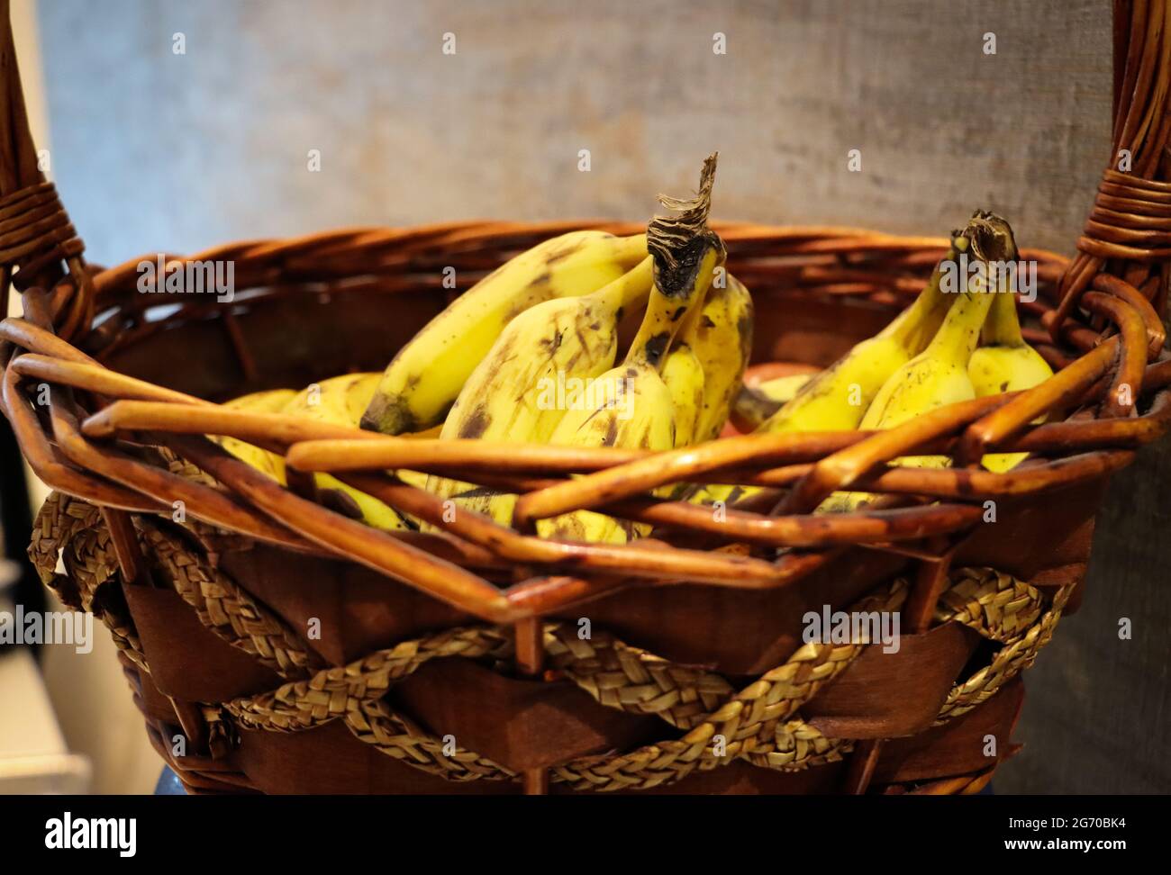 Bel colore giallo frutta banana in cesto di legno. Messa a fuoco selettiva Foto Stock