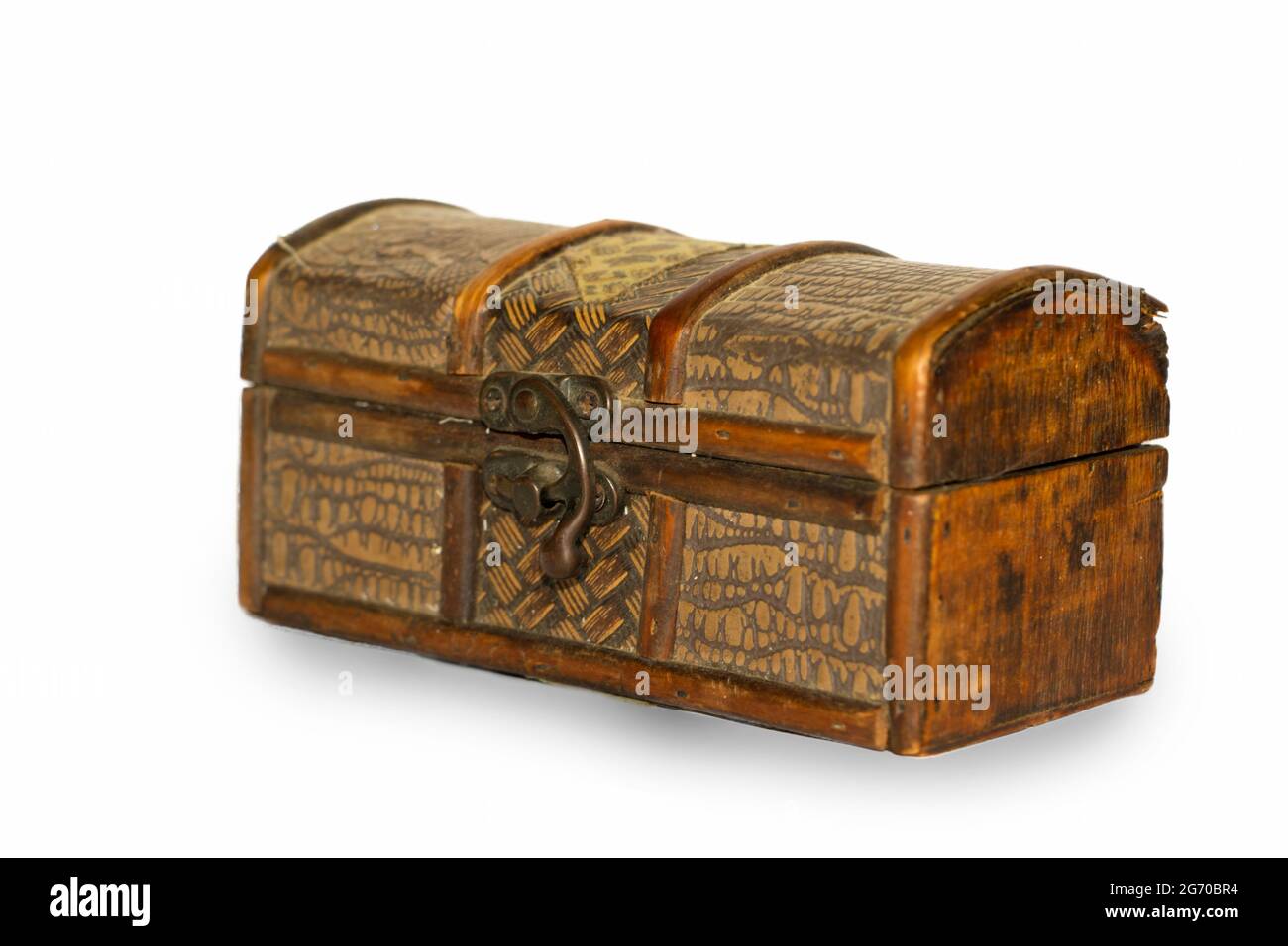 Primo piano immagine di tradizionale scatola in legno su sfondo bianco. Messa a fuoco selettiva Foto Stock