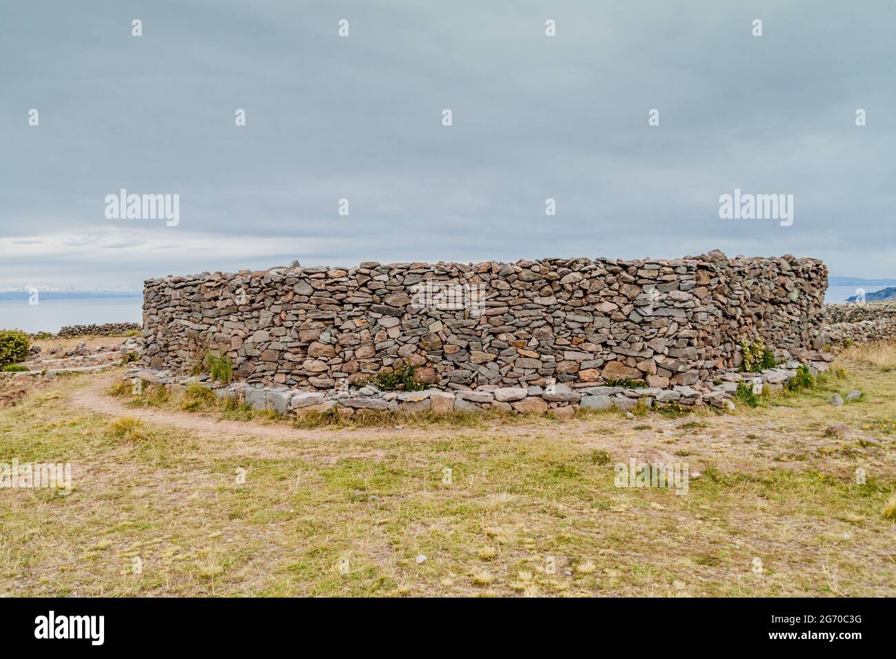 Muro di pietra di un tempio sulla collina di Pachatata sull'isola di Amantani nel lago Titicaca, Perù Foto Stock