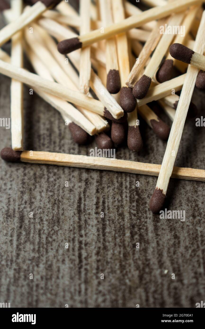 Alcuni fiammiferi di legno su una superficie di legno grigio Foto