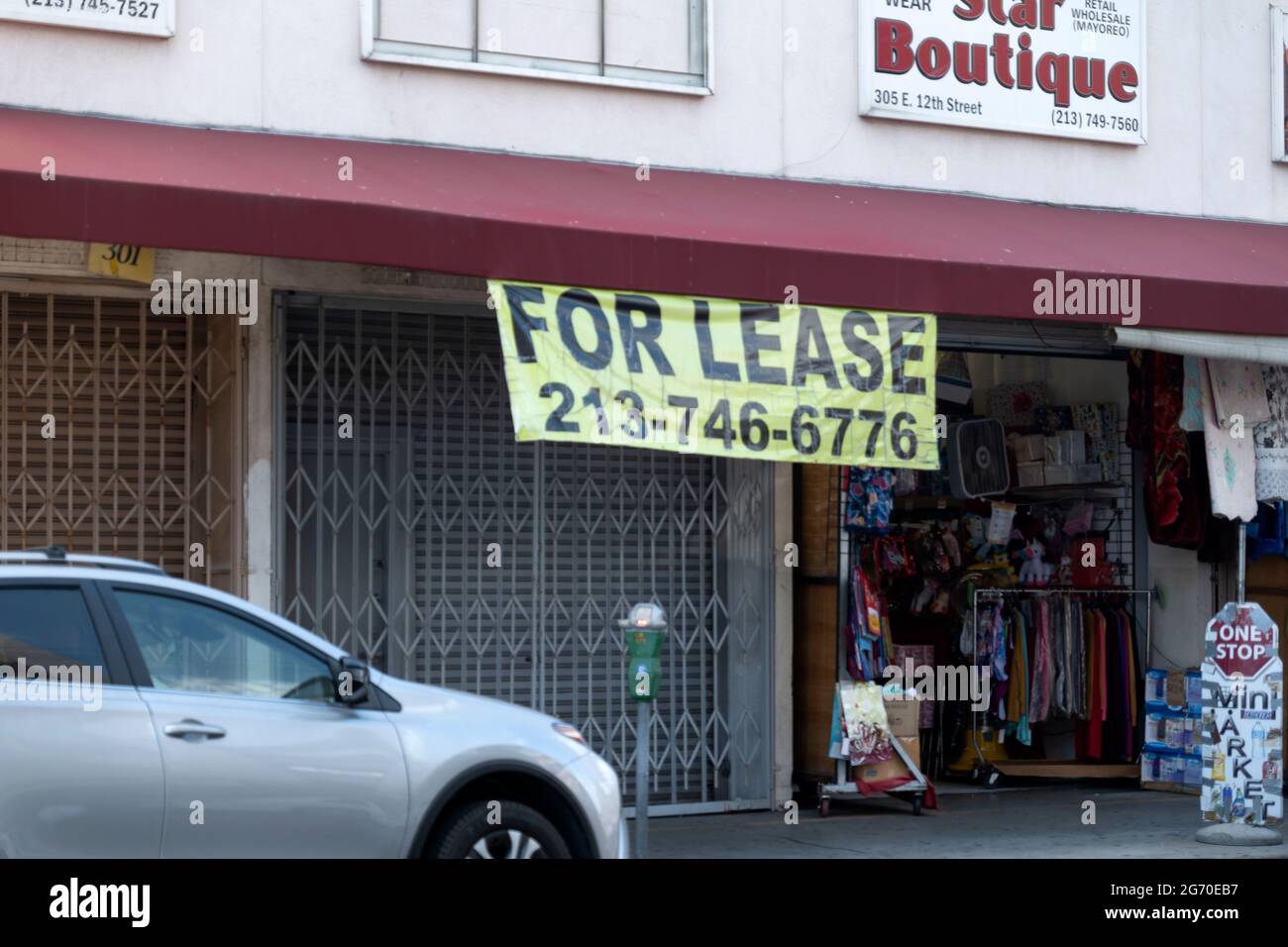 Los Angeles, CA USA - 13 agosto 2020: Molti negozi sono in affitto nel Los Angeles Fashion District dopo i blocchi coronavirus Foto Stock