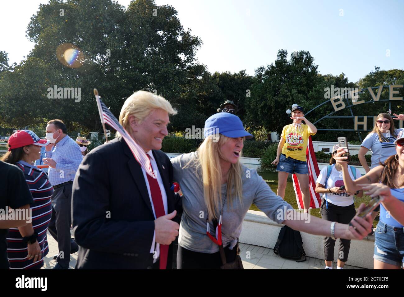 Beverly Hills, CA USA - 10 ottobre 2020: Sosia di Donald Trump in un rally patriottico DI MAGA Foto Stock
