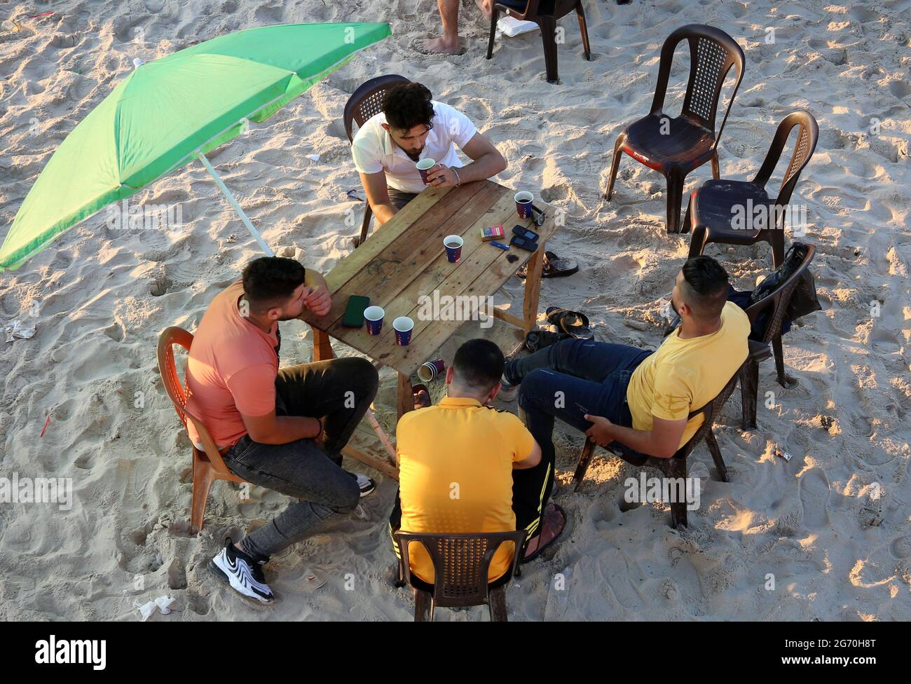 Gaza. 9 luglio 2021. I palestinesi si godono in una spiaggia a Gaza, il 9 luglio 2021. Credit: Rizek Abdeljawad/Xinhua/Alamy Live News Foto Stock