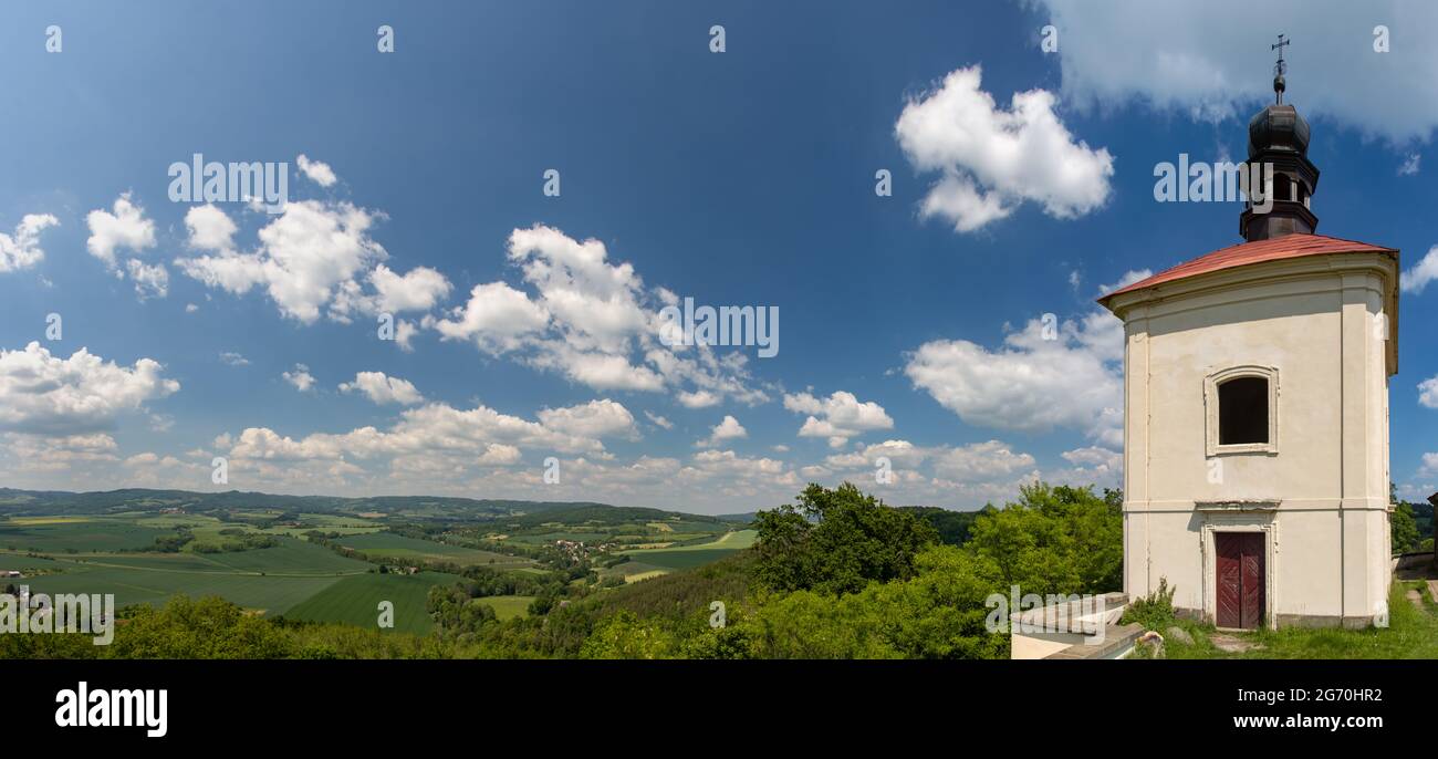 Storica Cappella del Corpus Christi in cima a una collina, Boemia settentrionale, Repubblica Ceca Foto Stock